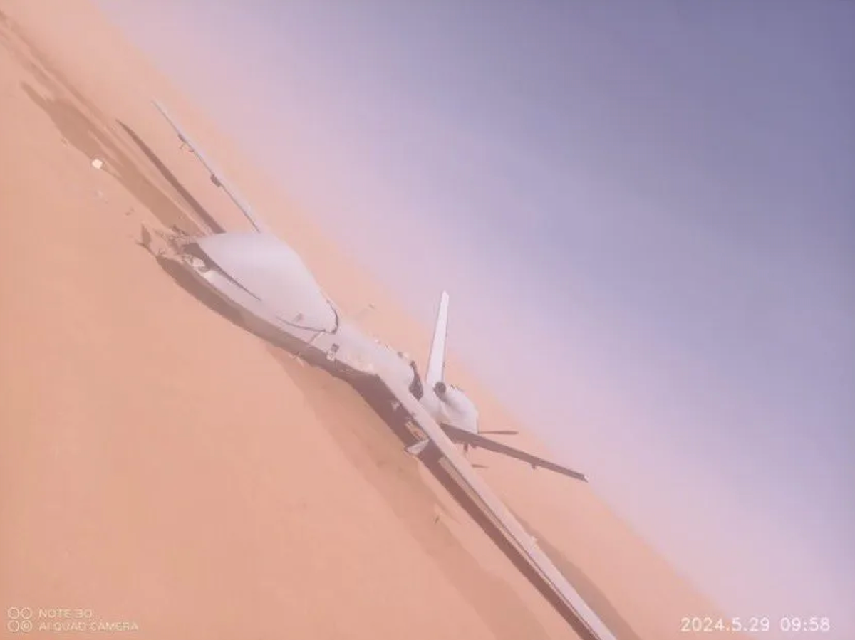 Tuy nhiên, điểm yếu của MQ-9 cũng lộ rõ: không có khả năng tàng hình, tốc độ bay thấp (khoảng 370 km/h), và phụ thuộc nhiều vào tín hiệu vệ tinh – những yếu tố khiến nó trở thành “con mồi” dễ dàng cho các hệ thống phòng không hiện đại hoặc ngay cả những nhóm vũ trang có khả năng gây nhiễu.