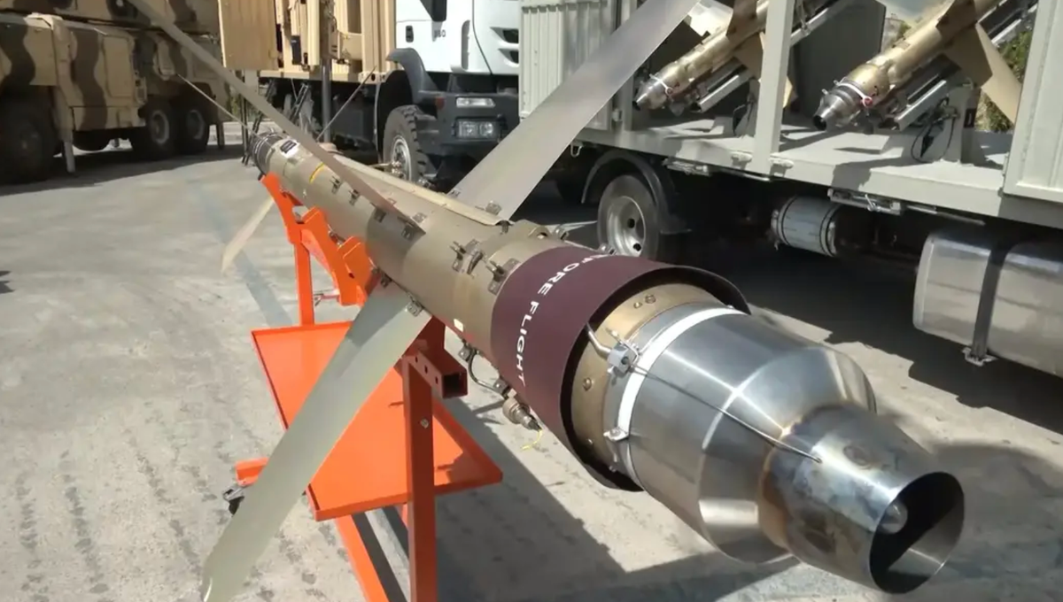 Tên lửa “358” – từng bị Mỹ thu giữ năm 2019 – là loại đạn tuần tra có khả năng bay lượn quanh mục tiêu trước khi tấn công, với tầm bắn khoảng 60 dặm. Dù Houthi tuyên bố đã phát triển tên lửa nội địa để bắn hạ MQ-9, giới phân tích cho rằng khả năng cao là sự pha trộn giữa công nghệ do Iran cung cấp và sáng kiến bản địa.