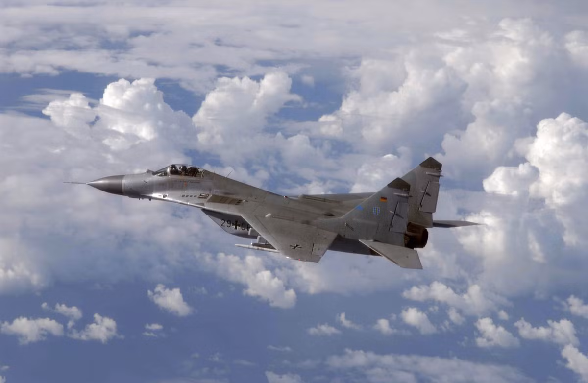 Mikoyan MiG-29, được NATO đặt biệt danh là Fulcrum, nổi tiếng vì sự nhanh nhẹn, linh hoạt và khả năng chiến đấu vượt trội, là biểu tượng của nghành hàng không vũ trụ Nga. MiG-29 sử dụng hai động cơ tuốc bin phản lực cánh quạt đốt sau RD-33, mỗi động cơ tạo ra lực đẩy lên tới 88,3 kN. Điều này giúp MiG-29 đứng ở vị trí thứ 3 với tốc độ tối đa lên tới 2.817km/h.