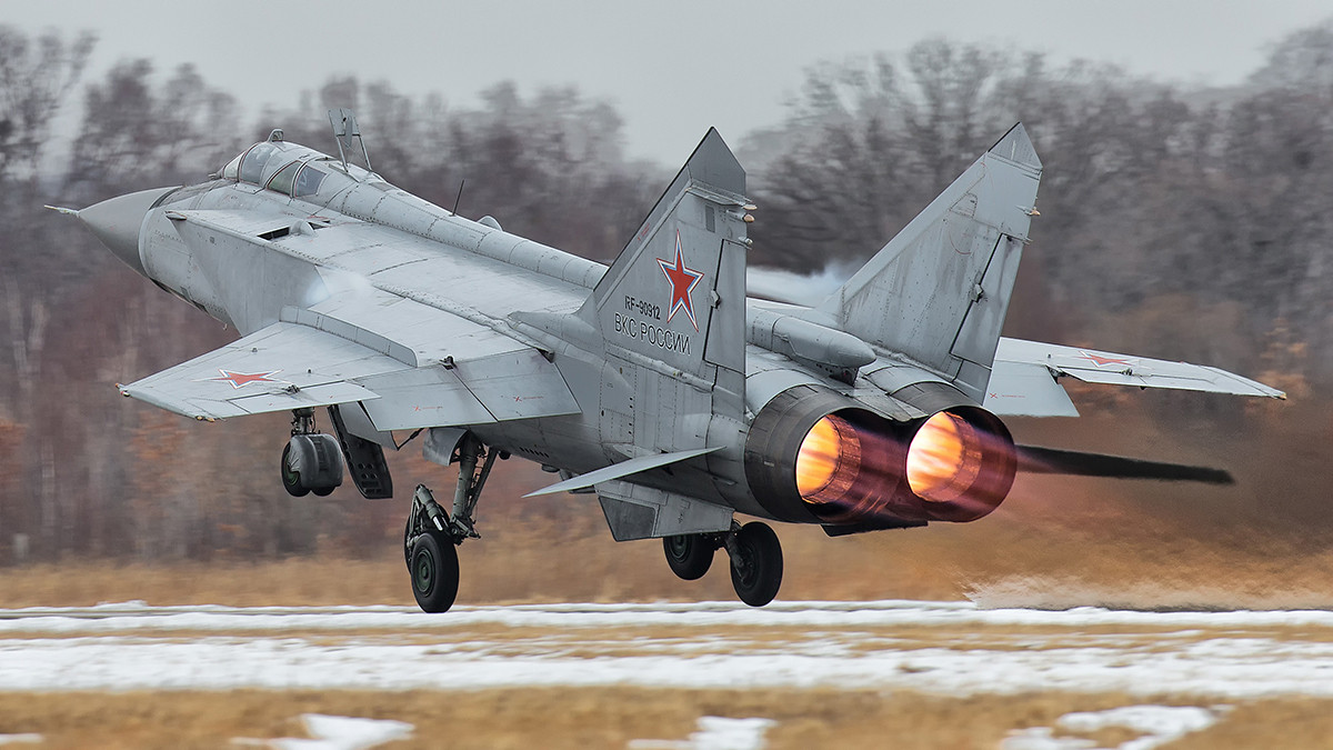 Được NATO gọi với cái tên “Cáo săn Chồn”, MiG-31 là máy bay phản lực chiến đấu đang hoạt động nhanh nhất thế giới. Đây là máy bay phản lực chiến đấu chuyên dụng, có nguồn gốc từ thời Chiến tranh Lạnh. Hiện Nga vẫn đang tiếp tục phát triển MiG-31 và chiếc máy bay này luôn được coi là vũ khí chủ lực thống trị bầu trời của Không quân Nga.