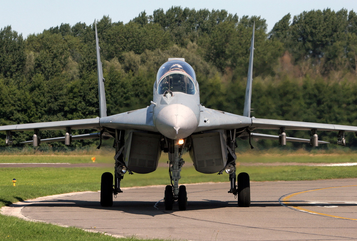 Điểm yếu của MiG-29 là khả năng chứa nhiên liệu hạn chế và không có khả năng tiếp nhiên liệu trên không. Bên cạnh đó, tầm bay tối đa của MiG-29 cũng không đạt tiêu chuẩn để thực hiện nhiệm vụ tấn công các mục tiêu trên không có giá trị cao. Cần phải có các sửa đổi để tăng sức chứa ở các mẫu máy bay sau này.