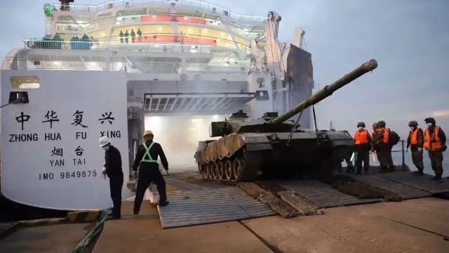 Trong khi đó, PLA tiếp tục đầu tư vào các giải pháp lai giữa quân sự và dân dụng để tăng cường khả năng hành quân đổ bộ. 