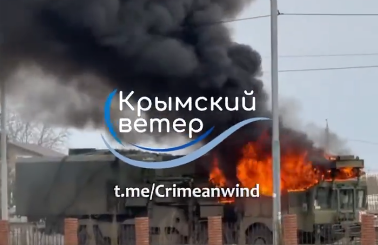 Đoạn video lan truyền về sự việc trên mạng, đầu tiên được chia sẻ bởi kênh Telegram Krymskiy Veter và sau đó được kênh quốc phòng Ukraine Militarnyi đưa tin. Theo đánh giá sơ bộ từ vụ cháy, tổ hợp 96L6E hư hại nặng và không có khả năng phục hồi. Ảnh: Telegram
