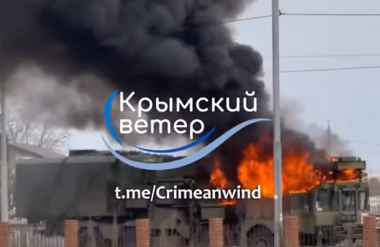 Đoạn video lan truyền về sự việc trên mạng, đầu tiên được chia sẻ bởi kênh Telegram Krymskiy Veter và sau đó được kênh quốc phòng Ukraine Militarnyi đưa tin. Theo đánh giá sơ bộ từ vụ cháy, tổ hợp 96L6E hư hại nặng và không có khả năng phục hồi. Ảnh: Telegram