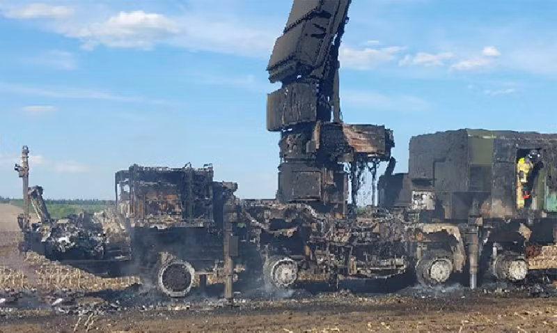 Cuộc chiến ở Ukraine đã đưa những hệ thống này vào tâm điểm, làm bộc lộ một phần điểm yếu của chúng qua nhiều cuộc đối đầu căng thẳng. Vào tháng 9 năm 2023, Ukraine tuyên bố đã phá hủy một hệ thống S-400 gần Yevpatoria bằng máy bay không người lái và tên lửa hành trình Neptune—một cuộc tấn công gợi nhớ đến những lần trước đó nhằm vào hệ thống phòng không của Crimea. Ảnh minh họa: Telegram