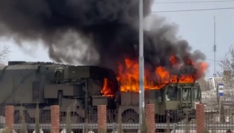 Ngày 4/3, một sự cố hy hữu xảy ra dọc theo đường cao tốc Yevpatoria, gần thành phố Saky thuộc bán đảo Crimea khi tổ hợp radar phòng không quan trọng của Nga, được xác định là 96L6E bốc cháy không rõ nguyên nhân. Ảnh chụp màn hình video