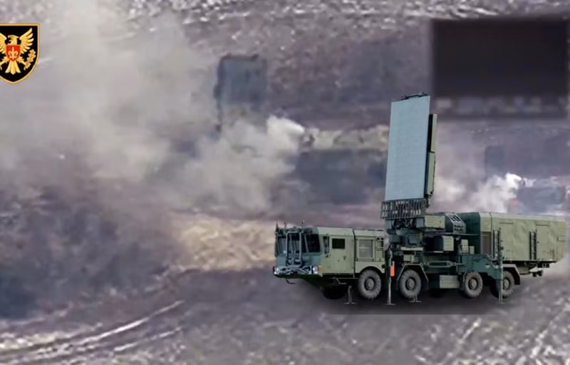 Đoạn video cho thấy mức độ thiệt hại nghiêm trọng: các linh kiện điện tử nhạy cảm và hợp kim kim loại của ăng-ten radar, vốn được thiết kế để chịu áp lực hoạt động nhưng không thể chống lại nhiệt độ cao, có thể đã bị phá hủy hoàn toàn.. Ảnh: Bộ Quốc phòng Ukraine