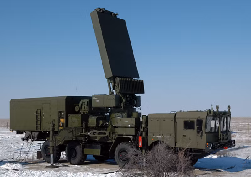 Nhờ sử dụng ông nghệ mảng quét điện tử chủ động (AESA), ăng-ten radar có thể quét không phận với tốc độ nhanh, cung cấp hình ảnh có độ phân giải cao, giúp phân biệt giữa máy bay dân sự và tiêm kích quân sự, thậm chí xác định tên lửa đang bay đến ngay cả trong điều kiện địa hình hoặc thời tiết phức tạp. Ảnh: rosoboronpostavka.ru