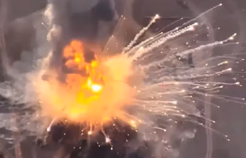 Một sự kiện đáng chú ý khác diễn ra vào tháng 5 năm 2024 gần Mospino, khi đoạn video ghi lại cảnh một hệ thống S-400 nỗ lực bắn chặn ATACMS, nhưng chỉ vài giây sau đó bị phá hủy hoàn toàn bởi đạn chùm, biến radar 96L6 và các bệ phóng thành đống đổ nát. Ảnh: Newsweek