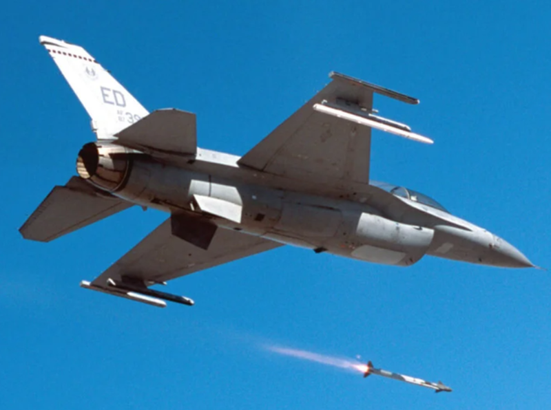 Một tên lửa đánh chặn PAC-3 của hệ thống Patriot có giá hơn 3 triệu USD, còn tên lửa AIM-9X dùng cho NASAMS có giá hơn 1 triệu USD. Điều này có nghĩa là việc sử dụng NASAMS để đánh chặn tên lửa hành trình (Kh-22 hoặc Kh-59) có hiệu quả về mặt kinh tế. Tuy nhiên, sử dụng nó để đối phó với UAV lại hoàn toàn không hợp lý. Ảnh: Airforce Technology