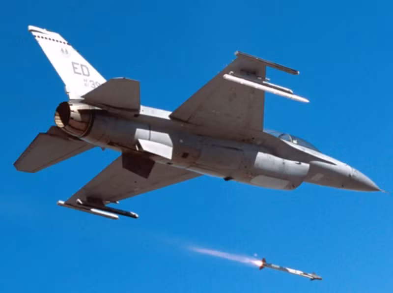 Một tên lửa đánh chặn PAC-3 của hệ thống Patriot có giá hơn 3 triệu USD, còn tên lửa AIM-9X dùng cho NASAMS có giá hơn 1 triệu USD. Điều này có nghĩa là việc sử dụng NASAMS để đánh chặn tên lửa hành trình (Kh-22 hoặc Kh-59) có hiệu quả về mặt kinh tế. Tuy nhiên, sử dụng nó để đối phó với UAV lại hoàn toàn không hợp lý. Ảnh: Airforce Technology