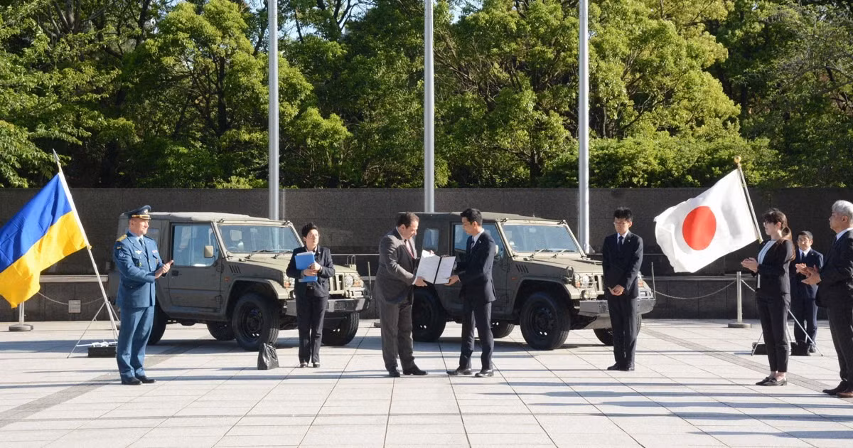 Quyết định gửi 6 xe tải hạng nhẹ Mitsubishi Type 73 đến Ukraine đánh dấu sự thay đổi đáng kể trong chính sách hỗ trợ quốc phòng của Nhật Bản. Bị ràng buộc bởi hiến pháp hòa bình sau Thế chiến II, Nhật Bản phần lớn đã kiềm chế không cung cấp viện trợ quân sự ra nước ngoài. Ảnh X