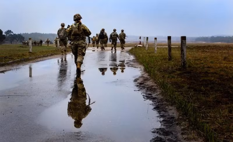 Nhưng nếu chiếm được Kalynove, quân Nga có thể tận dụng con đường trong làng để vòng ra sau lưng Sukha Balka. Một khi đánh được vào hậu phương, phần lồi phía tây nam sẽ bị quân Nga san phẳng một nửa. Ảnh: Global Look Press