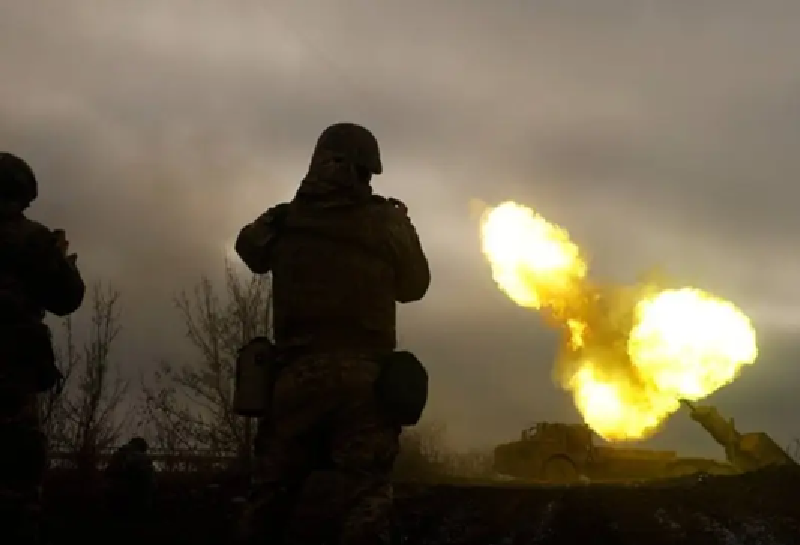 “Thay vì áp dụng các chiến thuật hiện đại, chúng tôi chỉ thấy những đợt tấn công 'biển người' lỗi thời tốn xương máu”, Krotevych nói. Ông đặc biệt chỉ trích lệnh buộc các đơn vị vừa được luân chuyển từ tuyến đầu phải nghỉ ngơi chỉ cách tiền tuyến 50 mét. “Đó là sự tàn nhẫn không thể chấp nhận. Những người lính kiệt sức không có lấy một phút nghỉ ngơi thực sự, lại tiếp tục hứng chịu hỏa lực ác liệt của đối phương”. Ảnh: Top WAr