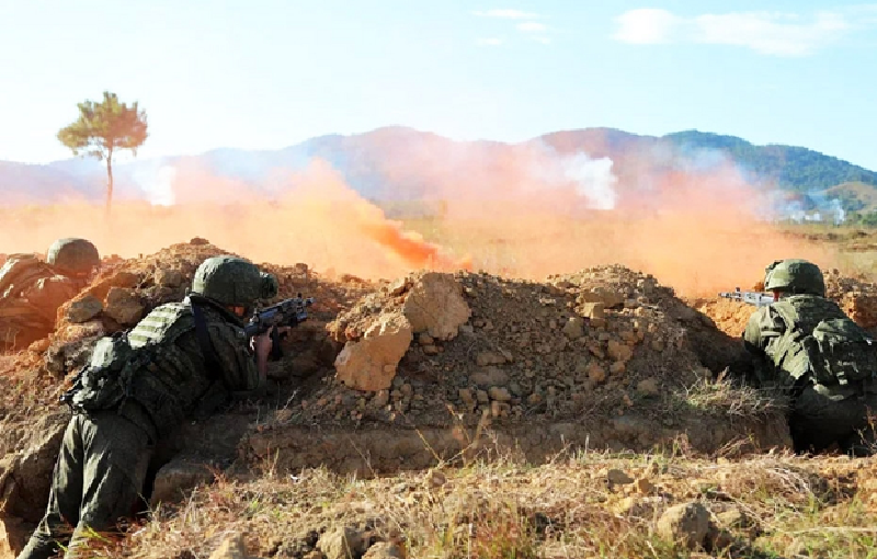 Chiến thuật tấn công từ hai bên sườn của Ukraine diễn ra ở hai hướng: một là phía tây, dựa vào Shcherbynivka để quấy rối quân Nga; hai là phía đông bắc Toretsk. Viện Nghiên cứu Chiến tranh Hoa Kỳ (ISW) ngày 10/4 cho biết quân đội Ukraine liên tục tấn công gần khu vực Druzhba ở phía đông bắc. Họ tận dụng tuyến đường 00519 để tăng cường viện binh và tiếp tế vật tư, khi quân đủ mạnh thì lập tức mở đợt tấn công. Ảnh: Bộ Quốc phòng Nga