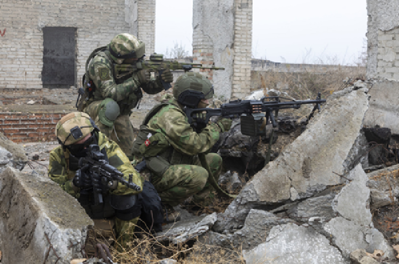 Hiện tại, quân Nga đang thắng thế, càng đánh càng thuận lợi, trong khi quân Ukraine chỉ còn cách rút lui lặng lẽ về các vị trí phòng thủ cũ trước khi phản công. Ảnh: Bộ Quốc phòng Nga