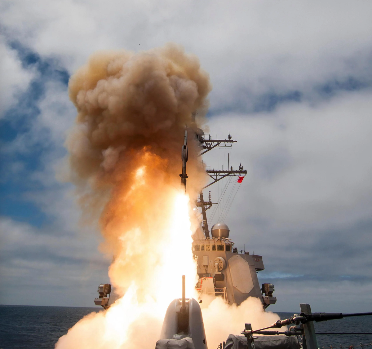 Ngoài ra, Nhật Bản đã đề nghị mua 32 tên lửa đánh chặn SM-6 từ Mỹ với trị giá khoảng 450 triệu USD, nhằm nâng cao khả năng phòng thủ trước các mối đe dọa tên lửa siêu vượt âm.