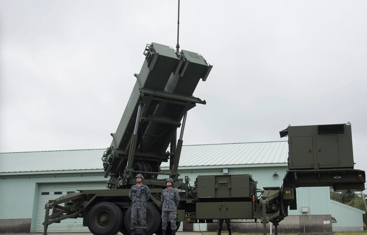 Hệ thống phòng thủ tên lửa Patriot PAC-3 cũng là một phần quan trọng trong kho vũ khí của Nhật Bản. Đáng chú ý, Nhật Bản đã xuất khẩu các tên lửa Patriot do Mitsubishi Heavy Industries sản xuất theo giấy phép của Mỹ trở lại nước này, đánh dấu lần xuất khẩu vũ khí sát thương đầu tiên kể từ Thế chiến II. Động thái này không chỉ giúp Mỹ bổ sung kho dự trữ mà còn thể hiện sự phát triển trong ngành công nghiệp quốc phòng của Nhật Bản.
