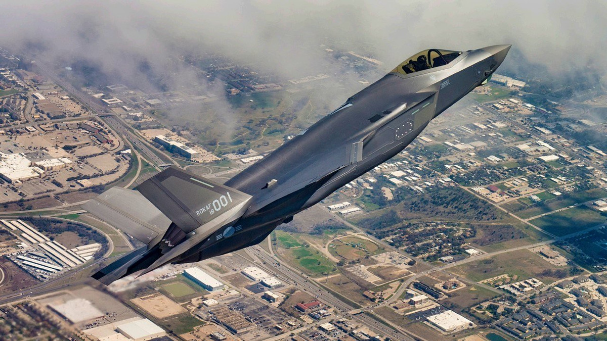 Tuy nhiên, việc đầu tư mạnh mẽ vào các hệ thống vũ khí tiên tiến cũng đặt ra những thách thức về ngân sách và chính sách đối nội. Nhật Bản đã tăng cường chi tiêu quốc phòng, với ngân sách quốc phòng năm 2024 đạt mức kỷ lục 7,95 nghìn tỷ yên (55,8 tỷ USD), tăng 16% so với năm trước. Việc này đòi hỏi sự đồng thuận trong nước và quản lý ngân sách hiệu quả để đảm bảo rằng các khoản đầu tư mang lại lợi ích tối đa cho an ninh quốc gia.