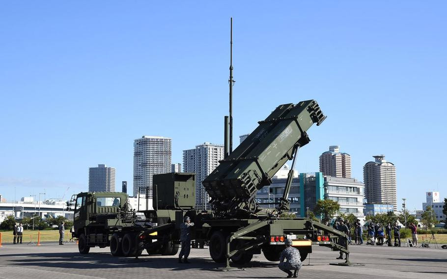 Ngoài ra, Nhật Bản cũng đang nỗ lực tham gia thị trường vũ khí toàn cầu. Việc xuất khẩu các hệ thống vũ khí do Nhật Bản sản xuất theo giấy phép của Mỹ, như tên lửa Patriot, mở ra cơ hội cho Tokyo trong việc phát triển ngành công nghiệp quốc phòng và tăng cường ảnh hưởng trên trường quốc tế. Tuy nhiên, với vị trí là bên mới nhập cuộc, Nhật Bản đối mặt với những khó khăn đáng kể để có thể thay thế Mỹ và Nga để chiếm lĩnh thị trường.