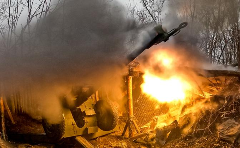 Nhìn chung, quân đội Nga đang gây áp lực lên các vị trí của Ukraine trên toàn bộ chiến tuyến. Vì vậy, ngay cả sự tiến triển chậm cũng có lợi cho quân đội Nga, trong khi cả hai bên đang chờ đợi các cuộc đàm phán sắp tới, ERR trích lời Thiếu tướng Lực lượng Phòng vệ Estonia, Neeme Väli. Ảnh: TASS