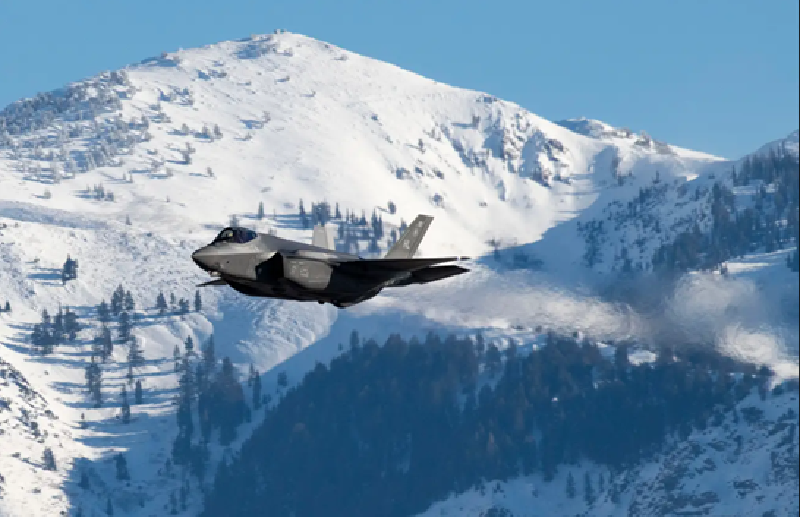 Canada không phải là quốc gia duy nhất đặt câu hỏi về mức độ tin cậy của Mỹ với tư cách là đối tác quốc phòng dưới thời ông Trump. Ngày 13/3, có thông tin cho biết Bồ Đào Nha – dù không phải là thành viên chương trình F-35 nhưng từng bày tỏ ý định mua loại tiêm kích này – cũng đang đánh giá lại các lựa chọn của mình trước sự thiếu cam kết của ông Trump với châu Âu và NATO. Ảnh: Không quân Mỹ