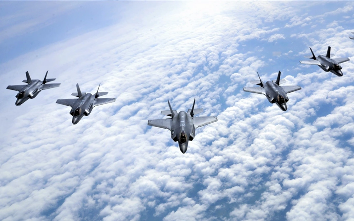 Canada ban đầu công bố kế hoạch mua 88 chiếc F-35A vào tháng 3/2022 để thay thế phi đội F/A-18A/B Hornet của Không quân Hoàng gia Canada (RCAF), vốn hiện có khoảng 89 chiếc. Ngày 9/1/2023, chính phủ Canada thông báo đã ký hợp đồng mua 88 chiếc F-35A, với đợt giao hàng đầu tiên dự kiến vào năm 2026 và phi đội F-35 đầu tiên của RCAF sẽ đạt khả năng chiến đấu vào năm 2029. Ảnh: The Defense Post