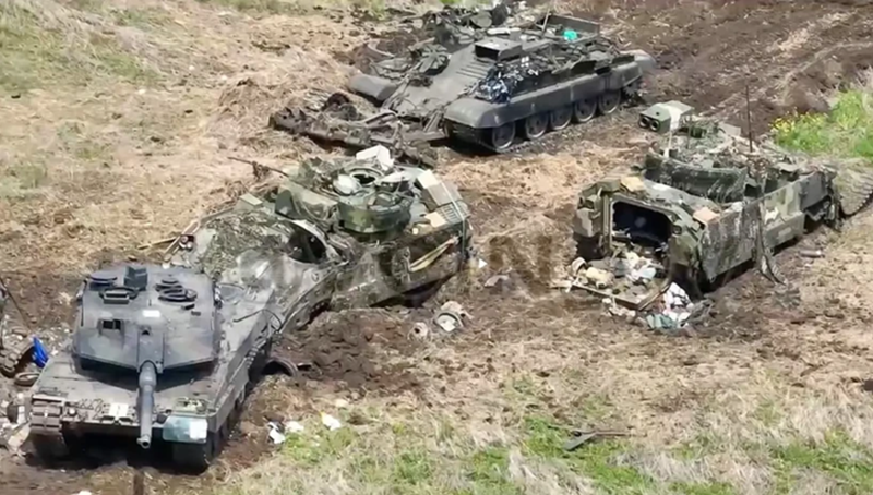  Trong 24 giờ qua, quân đội Ukraine đã chịu tổn thất hơn 260 binh sĩ, cùng với 1 xe tăng, 3 xe chiến đấu bộ binh, 3 xe bọc thép chở quân, 10 xe bọc thép chiến đấu, 8 xe cơ giới, 3 khẩu pháo dã chiến, 1 xe bọc thép cứu kéo và 3 sở chỉ huy UAV bị phá hủy. Ảnh: Bộ Quốc phòng Nga