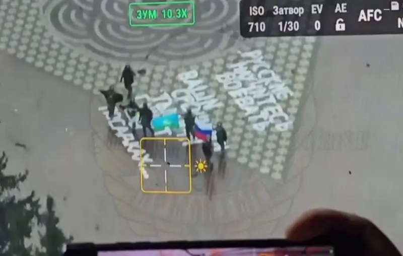 Trên mạng xã hội đã xuất hiện hình ảnh cho thấy binh sĩ Nga cắm cờ ngay trung tâm Sudzha, gần tòa thị chính, xác nhận quyền kiểm soát vững chắc khu vực này. Sáng ngày 12/3, một đoạn video quay tại Quảng trường Xô Viết, địa điểm quen thuộc của người dân địa phương, đã được công bố. Trong đoạn video, các binh sĩ Nga di chuyển thoải mái mà không hề e ngại sự tấn công của quân Ukraine. Ảnh: Top War