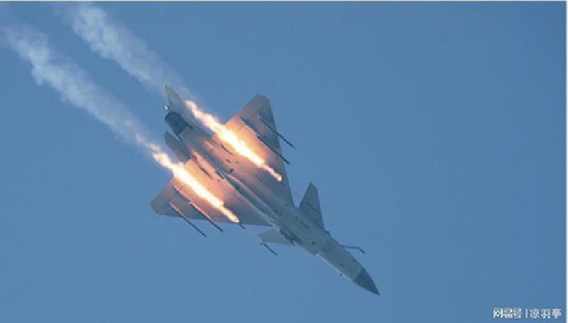 Các chuyên gia quân sự Trung Quốc trên nền tảng Sohu cho rằng Pakistan đã bắn hạ tiêm kích Rafale của Ấn Độ nhờ vào khả năng phát hiện từ xa vượt trội (tới 200 km) của J-10C cũng như năng lực tác chiến điện tử tiên tiến. Các blogger Trung Quốc cũng nhấn mạnh tới tầm bắn xa của tên lửa PL-15E, có thể đánh trúng mục tiêu ở khoảng cách lên tới 150 km. Ảnh: Netease
