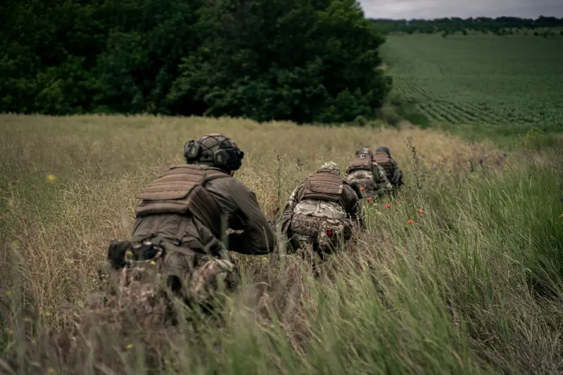 Tại đây, cả hai bên đều tung vào lực lượng tinh nhuệ nhất của mình. Về phía Nga, họ huy động các đơn vị mạnh như Trung đoàn súng trường cơ giới số 30 thuộc Sư đoàn súng trường cơ giới số 72 và Lữ đoàn Tác chiến Đặc biệt số 2 thuộc Tổng cục Tác chiến Đặc biệt của Nga, cùng nhiều lực lượng khác phối hợp tác chiến. Thậm chí, có tin đồn rằng cả lực lượng đặc nhiệm Triều Tiên cũng xuất hiện tại đây. Ảnh: Topwar.