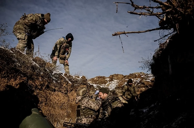 Sau ngày đêm giao tranh ác liệt, Quân đội Nga đạt được chiến thắng lớn, tiêu diệt 485 binh sĩ Ukraine, phá hủy 10 xe tăng, 7 xe chiến đấu bộ binh cùng một lượng lớn trang thiết bị khác, và buộc 4 binh sĩ Ukraine phải đầu hàng ngay trên chiến trường. Ảnh: Reuters.