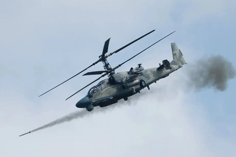 Ngay khi trận chiến bắt đầu, quân Nga đã ưu tiên tiêu diệt các UAV chuyển tiếp tín hiệu của Ukraine, khiến lực lượng này mất đi "mắt" và "tai" trên không. Sau đó, trực thăng chiến đấu Ka-52 Alligator của Nga tiếp tục tham gia, tăng cường sức mạnh tấn công. Ảnh: Reuters.