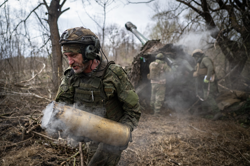 Trang Aiva.pro dẫn nguồn từ kênh nội bộ Ukraine "Resident" cho biết, ngày 26/4, ông Zelensky đã ra lệnh cho Tổng tư lệnh quân đội Ukraine Syrskyi và người đứng đầu lực lượng đặc biệt Ukraine chuẩn bị cho khả năng ngừng bắn. Không chỉ vậy, ông còn yêu cầu sửa đổi kế hoạch tác chiến, gia cố thêm các phòng tuyến. Ảnh: RIA Novosti
