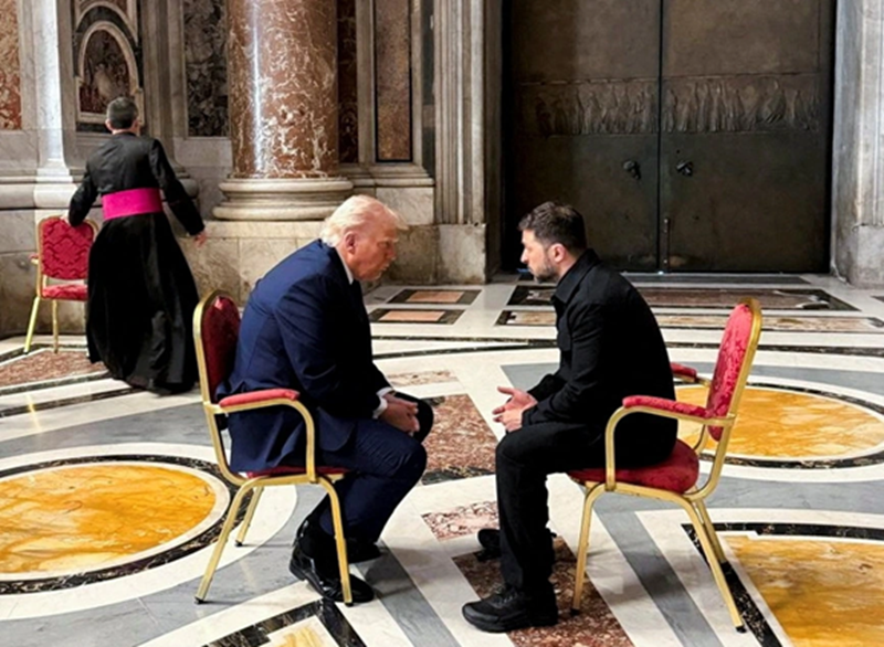 Mới đây, một cuộc gặp tưởng chừng bình thường giữa Tổng thống Mỹ Donald Trump và Tổng thống Ukraine Volodymyr Zelensky tại Vatican đã bất ngờ gây chấn động chiến trường Nga - Ukraine. Ngay sau cuộc gặp, Ukraine lập tức phát đi những tín hiệu lớn, khiến giới quan sát không khỏi bất ngờ. Ảnh: Reuters