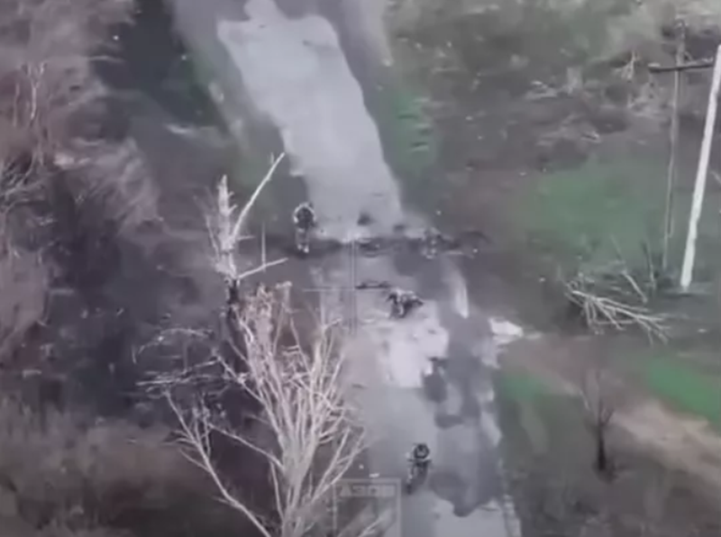 Lấy khu vực từ Pokrovsk đến Toretsk làm ví dụ, quân Nga đã nhiều lần tổ chức các đợt tấn công quy mô lớn nhờ vào chiến thuật sử dụng xe máy này. Ngày 27 tháng 4, Nga đã áp dụng chiến thuật đó, tấn công từ hướng tây bắc Toretsk đến tận phía bắc Shcherbynivka, đồng thời chiếm lĩnh vững chắc các khu rừng dọc theo tuyến đường bộ và đường sắt. Ảnh: fakty.ua