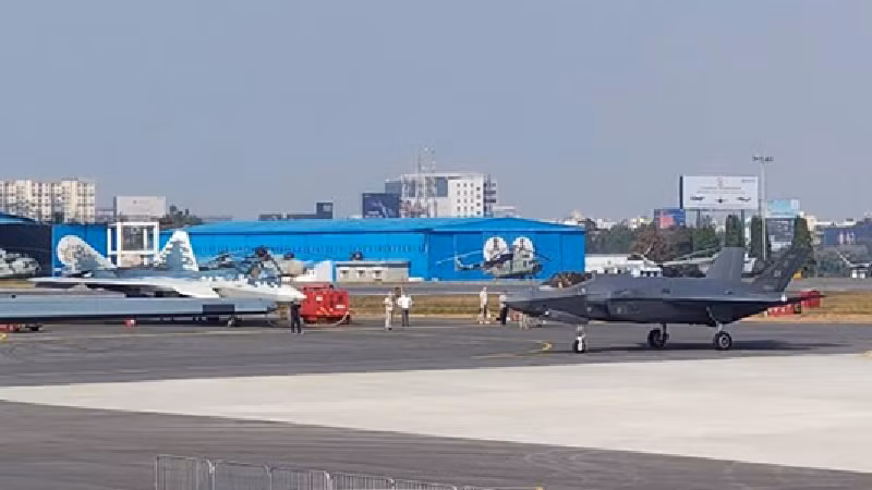 Sự kiện này có ý nghĩa chiến lược khi Ấn Độ đang đánh giá các lựa chọn cho kế hoạch mua sắm 114 máy bay chiến đấu đa năng, một hợp đồng thu hút sự cạnh tranh gay gắt trên toàn cầu. Việc Nga tham gia nhấn mạnh cam kết củng cố quan hệ quốc phòng với Ấn Độ, trong khi sự hiện diện liên tục của Mỹ nhằm tăng cường hợp tác quốc phòng với quốc gia này. Ảnh: X