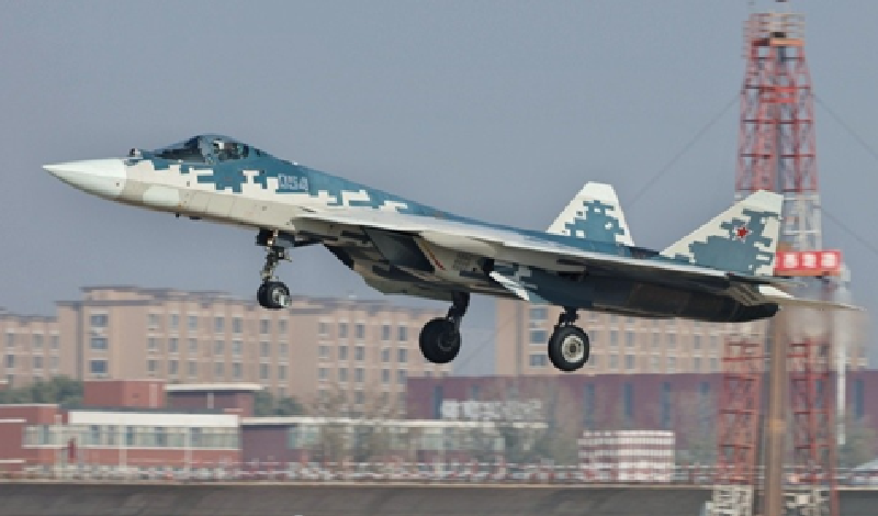 Khác với hầu hết các máy bay tàng hình, Su-57 tích hợp động cơ điều hướng vector lực đẩy, giúp nó có khả năng cơ động vượt trội trong không chiến. Triết lý thiết kế này phản ánh chiến lược của Nga, tập trung vào khả năng cận chiến và ưu thế trên không, trong đó sự linh hoạt và tốc độ được ưu tiên hơn là khả năng tàng hình tuyệt đối. Ảnh: Military Watch