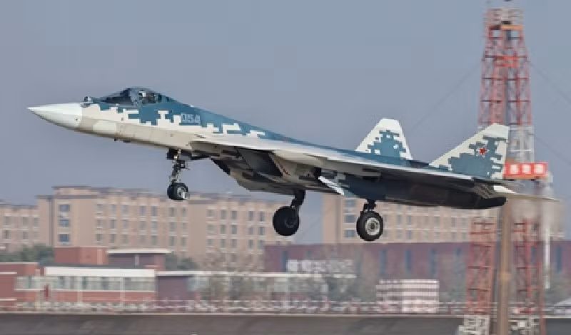 Khác với hầu hết các máy bay tàng hình, Su-57 tích hợp động cơ điều hướng vector lực đẩy, giúp nó có khả năng cơ động vượt trội trong không chiến. Triết lý thiết kế này phản ánh chiến lược của Nga, tập trung vào khả năng cận chiến và ưu thế trên không, trong đó sự linh hoạt và tốc độ được ưu tiên hơn là khả năng tàng hình tuyệt đối. Ảnh: Military Watch