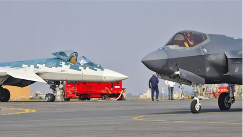 So sánh trực tiếp giữa hai máy bay cho thấy những khác biệt quan trọng trong cách tiếp cận thiết kế. Su-57 có chiều dài 19,8 mét với sải cánh 14,1 mét, trong khi F-35 nhỏ gọn hơn với chiều dài 15,7 mét và sải cánh 10,7 mét. Ảnh: Bộ Quốc phòng Ấn Độ