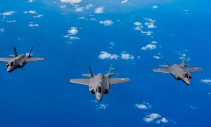 Trong khi đó, F-35 Lightning II do Lockheed Martin phát triển theo chương trình Joint Strike Fighter (JSF), thực hiện chuyến bay đầu tiên năm 2006 và đưa vào sử dụng từ năm 2015. Thiết kế F-35 ưu tiên khả năng tàng hình, chiến tranh mạng trung tâm và hợp nhất dữ liệu, giúp nó phát hiện và tiêu diệt mục tiêu trước khi bị phát hiện. Ảnh: Không quân Mỹ