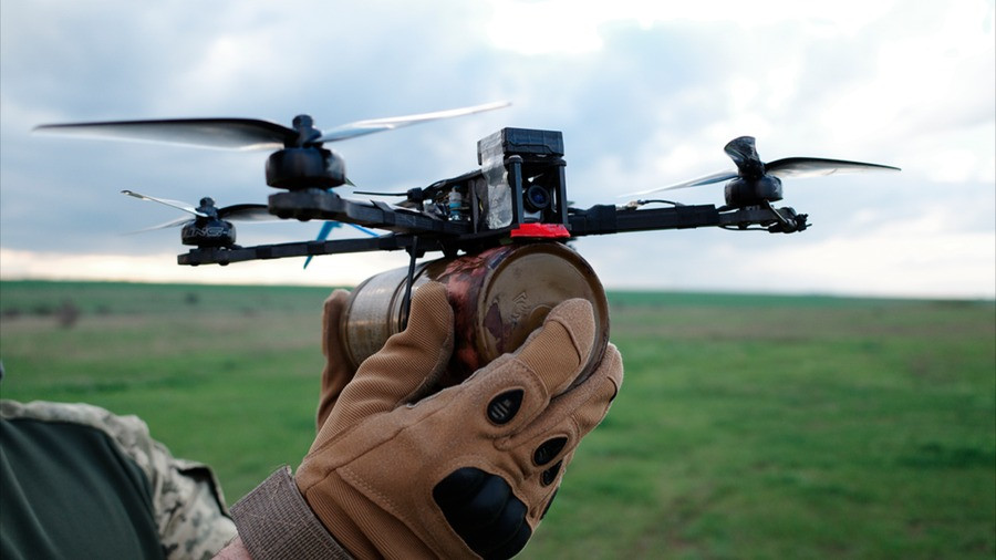 Hơn thế nữa, cáp quang đảm bảo cho kết nối an toàn, liên tục, cung cấp nguồn cấp video độ phân giải cao, thời gian thực cho người vận hành, cho phép nhắm mục tiêu chính xác. Các sợi cáp có thể kéo dài tới 20 km, mặc dù chúng làm tăng thêm trọng lượng (khoảng 2,3 kg cho một cuộn dài 10 km) và hạn chế khả năng cơ động.