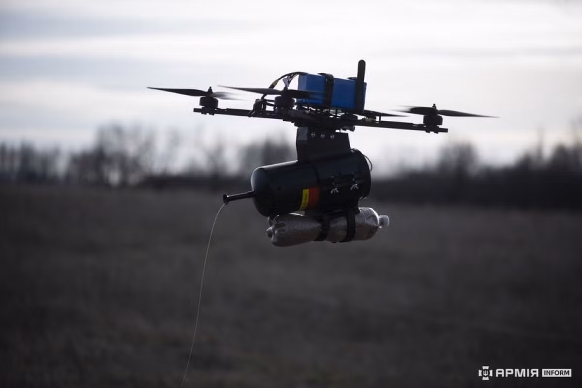 Bên cạnh đó, UAV FPV của Nga trong cuộc tấn công này, đại diện cho một bước nhảy vọt về công nghệ. Không giống như UAV truyền thống phụ thuộc vào tần số vô tuyến, những máy bay không người lái FPV này được điều khiển thông qua cáp quang, khiến chúng miễn nhiễm với các thiết bị gây nhiễu điện tử, một chiến thuật mà cả hai bên đều sử dụng.