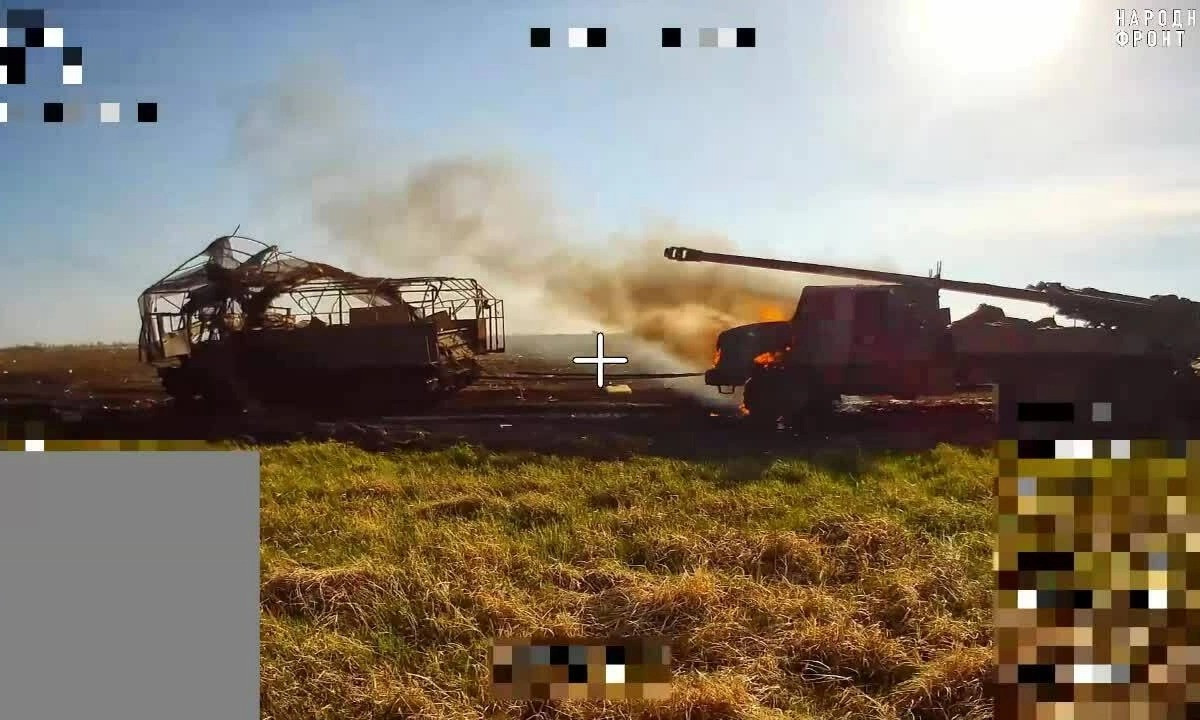 Video tập trung vào khẩu pháo tự hành CAESAR của Pháp. Chiếc xe ban đầu bị hư hại do một cuộc tấn công bằng máy bay không người lái. Sau đó, phi hành đoàn đã cố gắng di chuyển khẩu pháo tự hành bằng xe kéo pháo ATS-59, nhưng trong khi di chuyển, máy bay không người lái lại đâm vào cabin và phá huỷ mục tiêu. Ảnh X