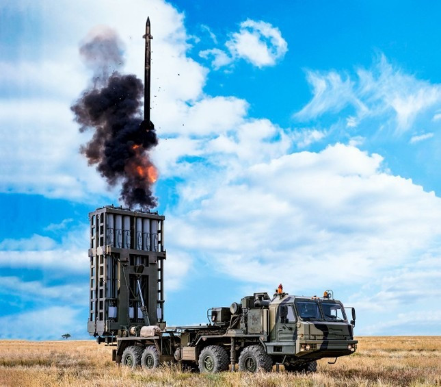 Bên cạnh đó, hệ thống này cũng có thể triển khai tên lửa 9M100 tầm ngắn để đối phó với các mục tiêu trong phạm vi từ 10 đến 15 km. Mỗi bệ phóng có thể mang 12 tên lửa, cho phép hệ thống có khả năng phòng thủ mạnh mẽ trước các cuộc tấn công ồ ạt bằng UAV, tên lửa hành trình và đạn pháo dẫn đường.