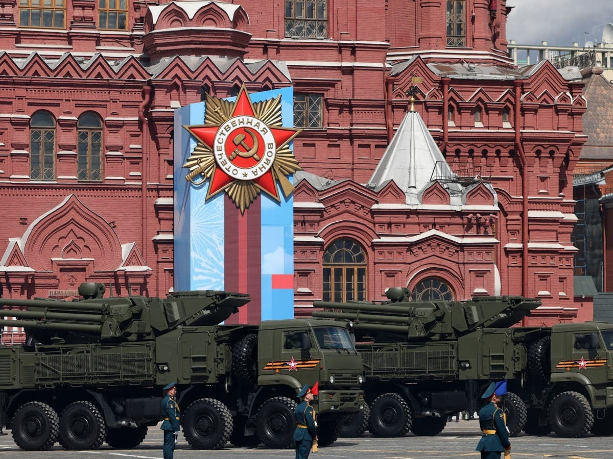 Hệ thống S-350 do tập đoàn Almaz-Antey phát triển và chính thức đi vào hoạt động từ năm 2020. Đây là hệ thống phòng không hiện đại, được thiết kế để thay thế cho hệ thống S-300P và S-300PS thời thời Chiến tranh Lạnh. So với các hệ thống cũ như S-300P, S-350 có tính cơ động cao hơn, giúp nó phù hợp hơn cho các chiến dịch tiền tuyến, đặc biệt trong điều kiện mùa đông khắc nghiệt. Ảnh Wikipedia