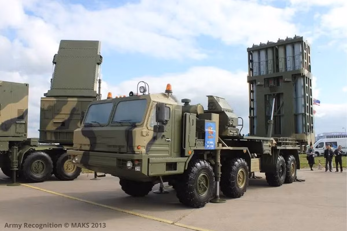 S-350 được thiết kế để tiêu diệt máy bay, máy bay không người lái và tên lửa hành trình, cũng như các mục tiêu như tên lửa đạn đạo trong những tình huống khác. Theo báo cáo, S-350 có thể phát hiện và theo dõi tới 40 mục tiêu cùng lúc và có thể tấn công cùng lúc 8 mục tiêu bằng 2 tên lửa cho mỗi mục tiêu.