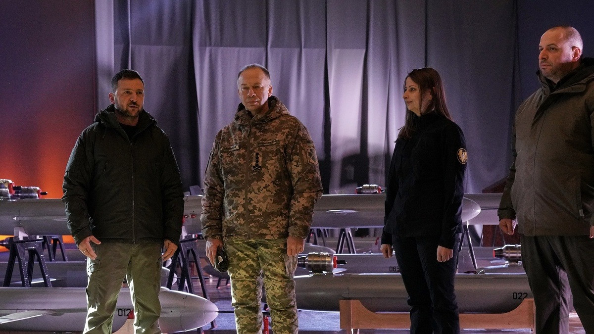 Cùng với chuyến thăm này, Tổng tư lệnh Ukraine Oleksandr Syrskyi đã có cuộc họp với ông Cavo Dragone để thảo luận về nhu cầu hoạt động trước mắt của Quân đội Ukraine. Ông Syrskyi cũng nhấn mạnh tầm quan trọng của việc duy trì dòng hỗ trợ quân sự và đào tạo ổn định từ các đồng minh NATO để củng cố sức mạnh phòng thủ của Ukraine.