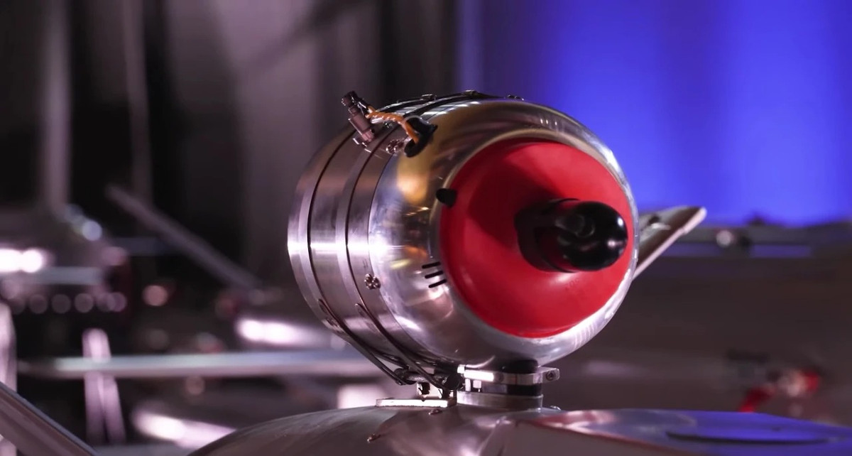 Đây là chuyến thăm chính thức đầu tiên của Cavo Dragone tới Ukraine kể từ khi được bổ nhiệm, chuyến thăm của ông diễn ra trong bối cảnh căng thẳng ngày càng gia tăng, khi Ukraine tìm cách củng cố ngành công nghiệp quốc phòng của mình đồng thời vẫn tăng cường hợp tác với các nước NATO. Ảnh mil.in.ua