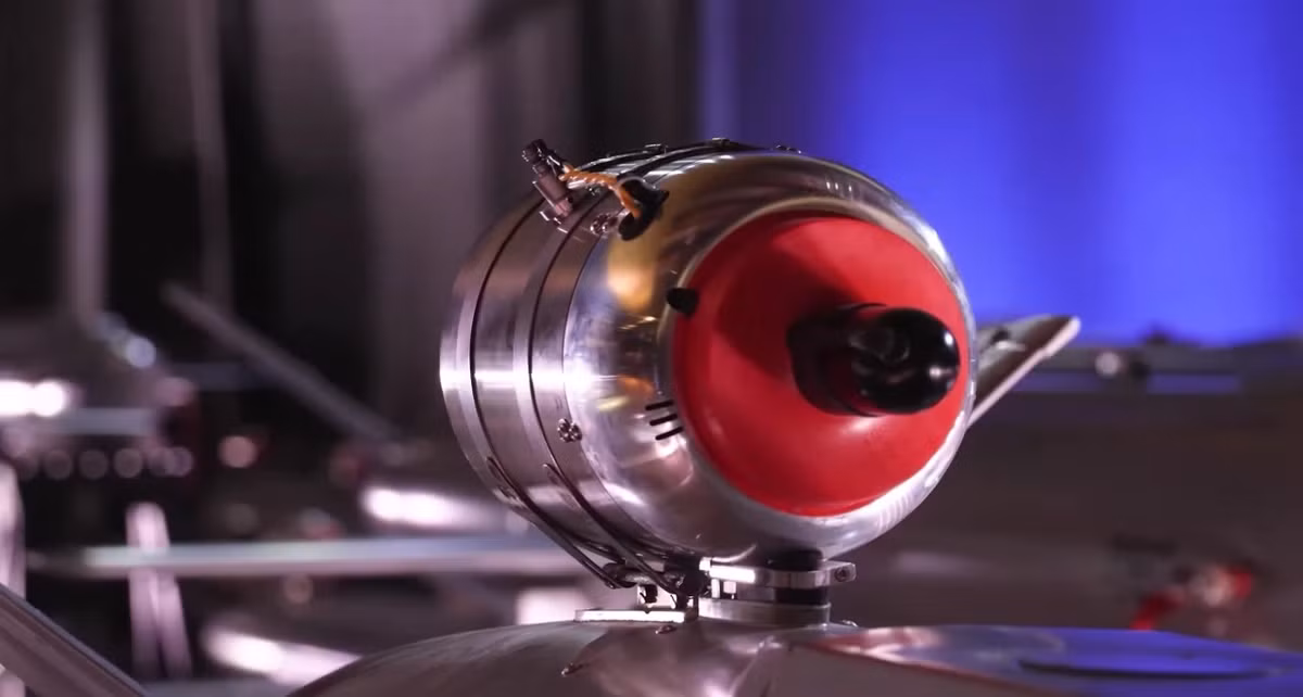 Đây là chuyến thăm chính thức đầu tiên của Cavo Dragone tới Ukraine kể từ khi được bổ nhiệm, chuyến thăm của ông diễn ra trong bối cảnh căng thẳng ngày càng gia tăng, khi Ukraine tìm cách củng cố ngành công nghiệp quốc phòng của mình đồng thời vẫn tăng cường hợp tác với các nước NATO. Ảnh mil.in.ua